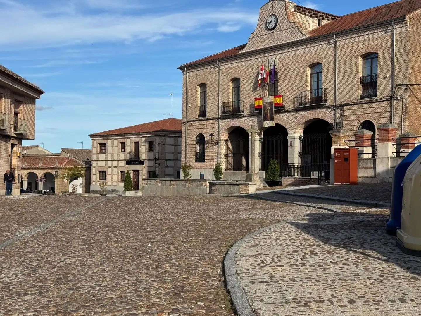 Vista exterior de Casa o xalet en venda en Madrigal de las Altas Torres amb Calefacció