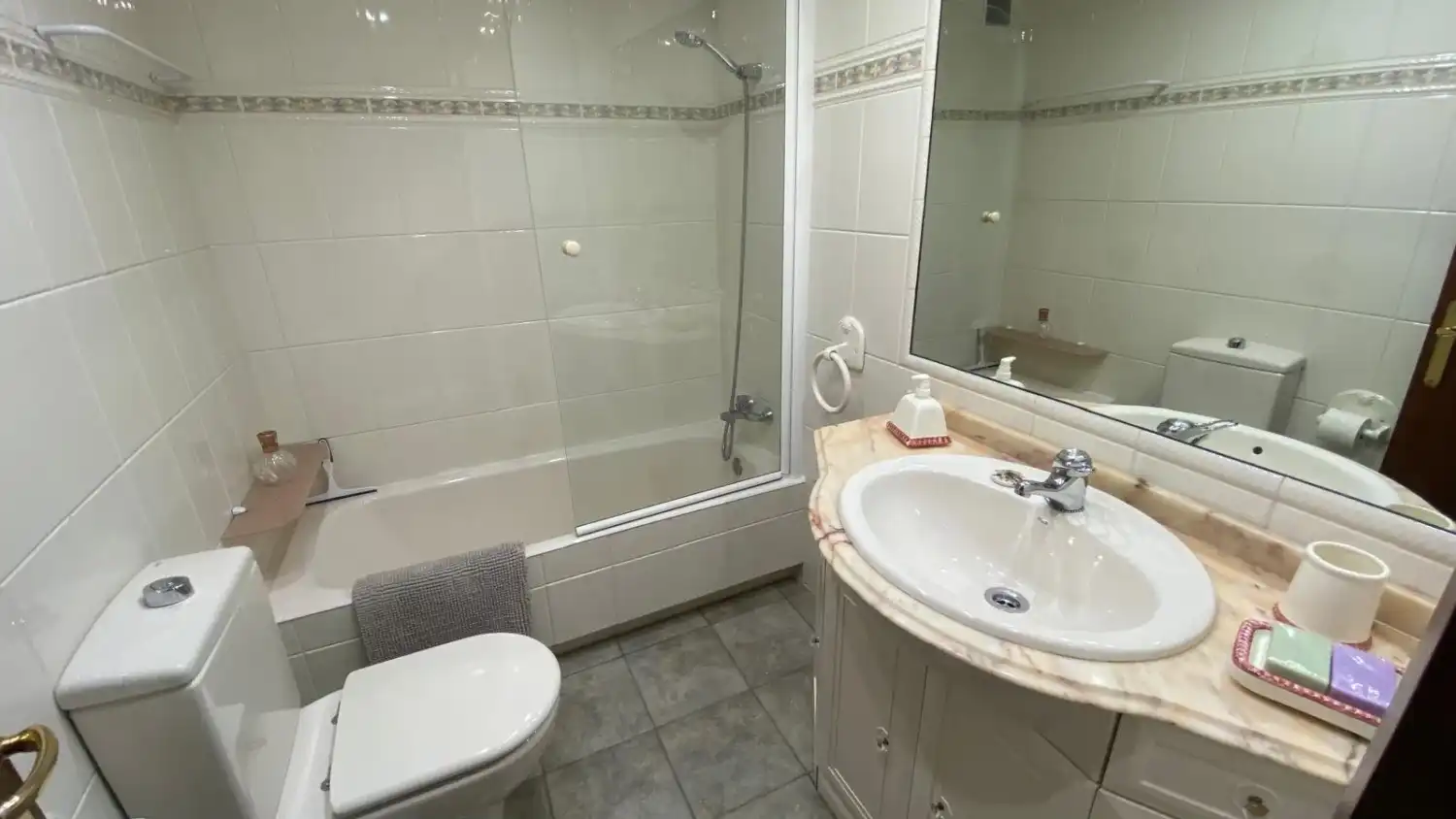 Bathroom of Flat for rent in Donostia - San Sebastián   with Heating, Terrace and Furnished