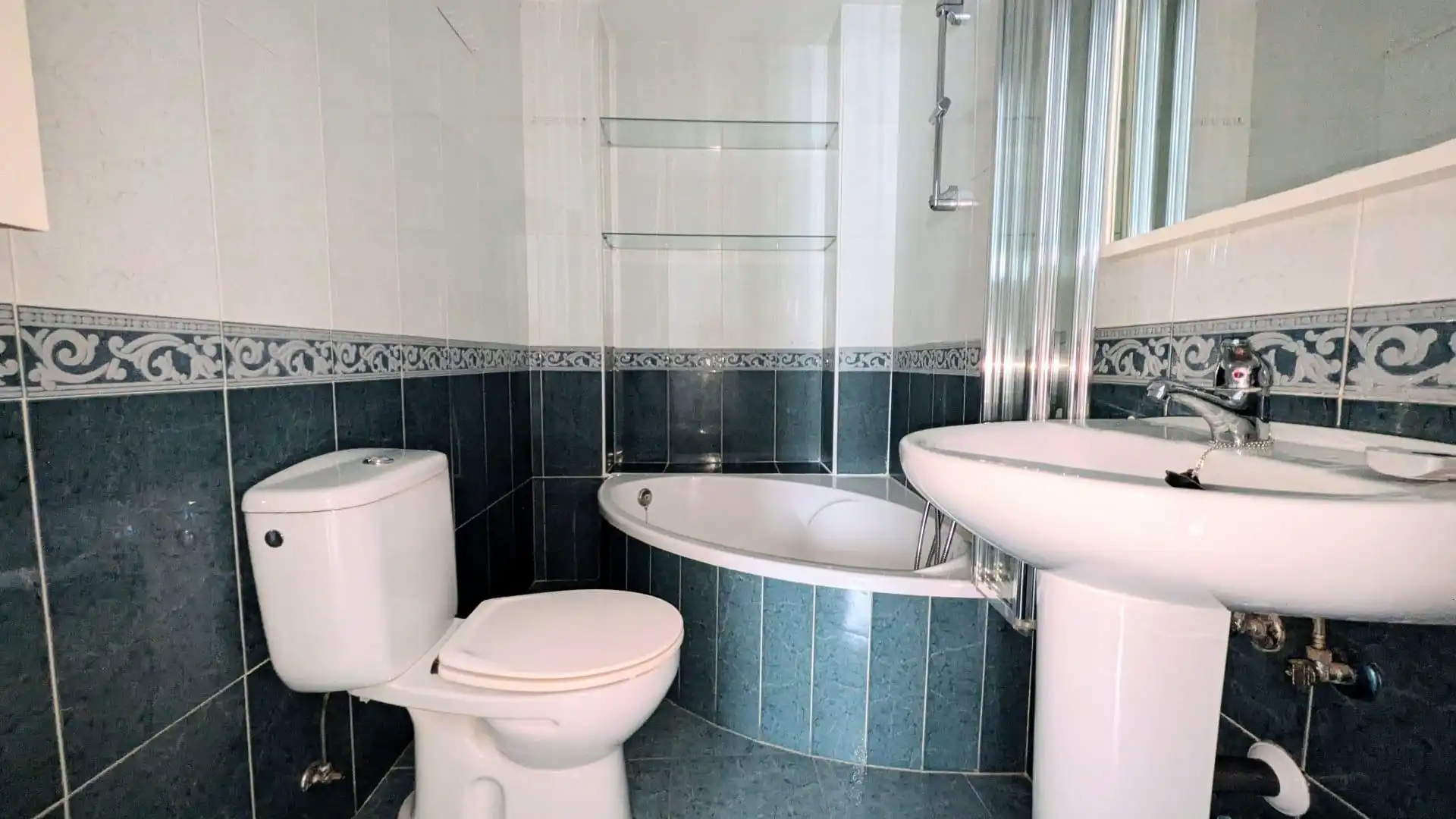 Badezimmer von Wohnung zur Miete in Fuengirola mit Balkon und Whirlpool
