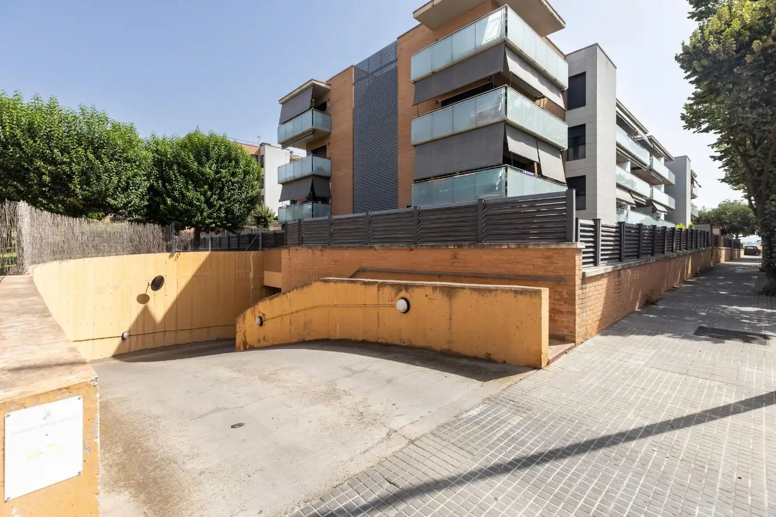 Vista exterior de Pis en venda en Parets del Vallès amb Calefacció, Jardí privat i Parquet
