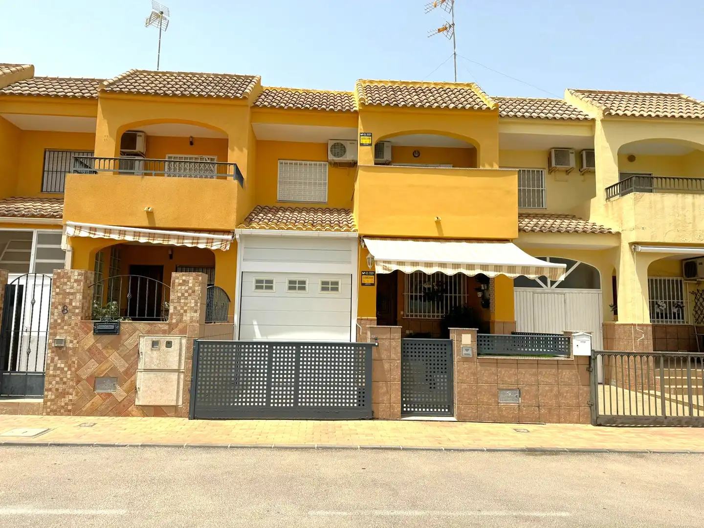 Vista exterior de Casa o xalet en venda en San Pedro del Pinatar amb Aire condicionat, Calefacció i Terrassa