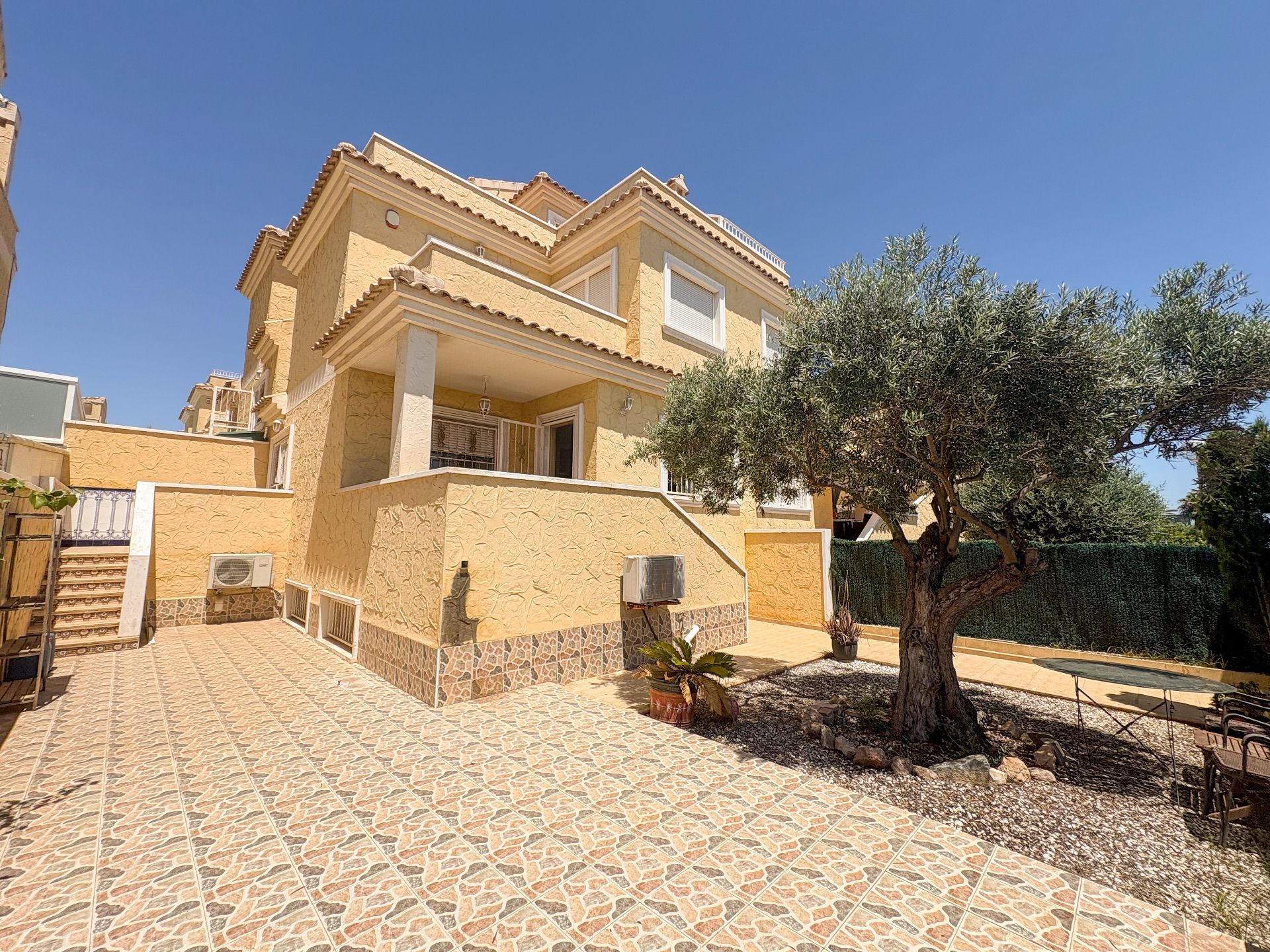 Vista exterior de Casa adosada de lloguer en Torrevieja amb Aire condicionat, Calefacció i Terrassa
