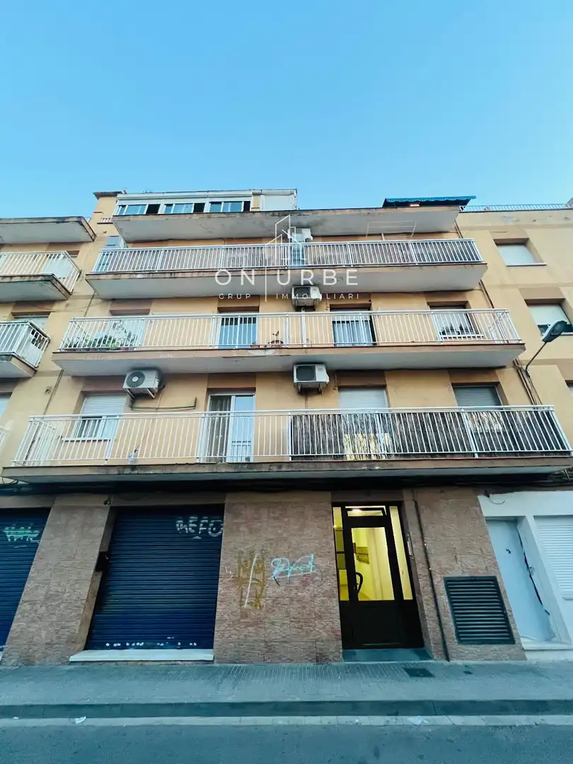 Vista exterior de Pis en venda en La Llagosta amb Aire condicionat, Terrassa i Moblat