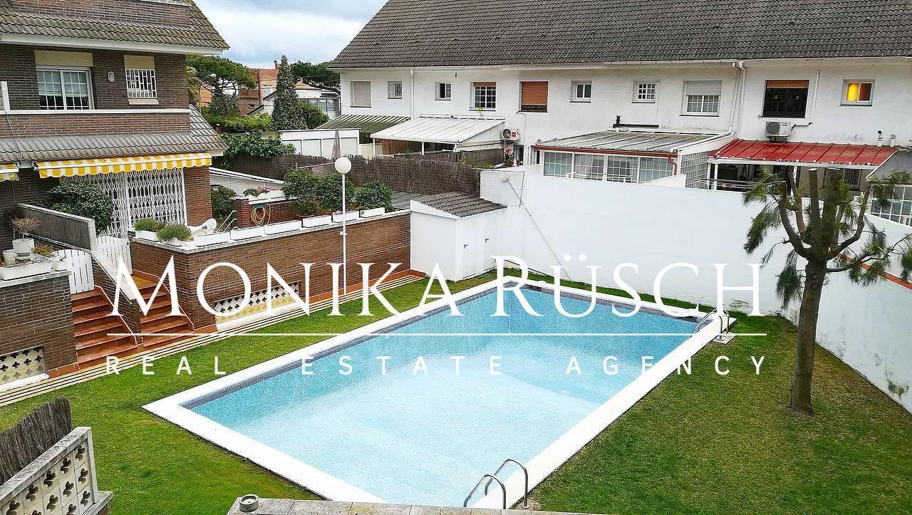 Piscina de Casa adosada en venda en Castelldefels amb Calefacció, Jardí privat i Terrassa