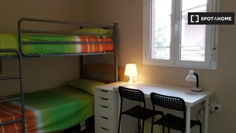 Habitación de Piso para compartir en Sevilla con Aire acondicionado, Calefacción y Amueblado