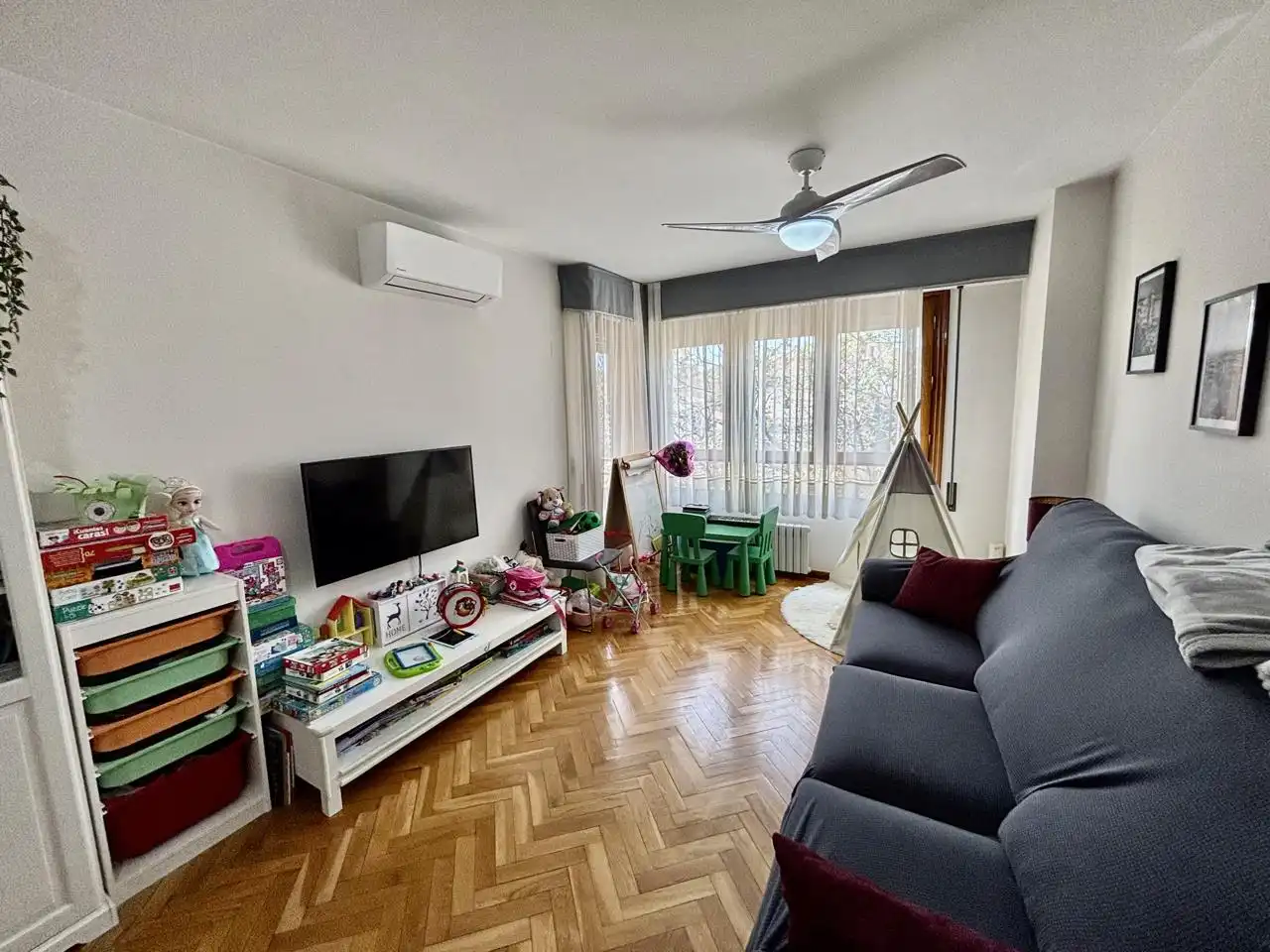 Wohnzimmer von Wohnung zum Verkauf in  Zaragoza Capital mit Klimaanlage, Heizung und Parkett