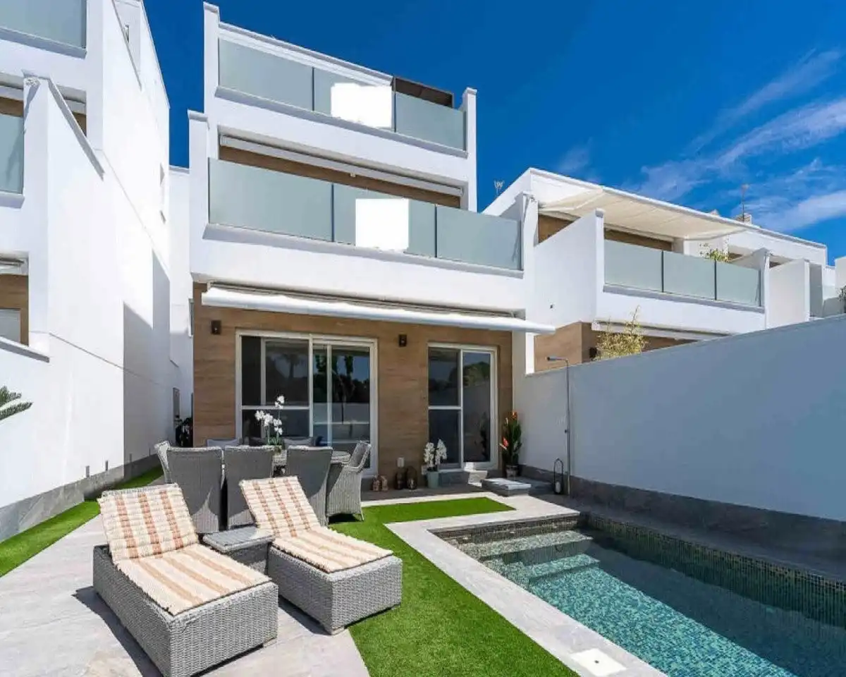 Vista exterior de Casa o chalet en venta en San Pedro del Pinatar con Aire acondicionado, Jardín privado y Terraza