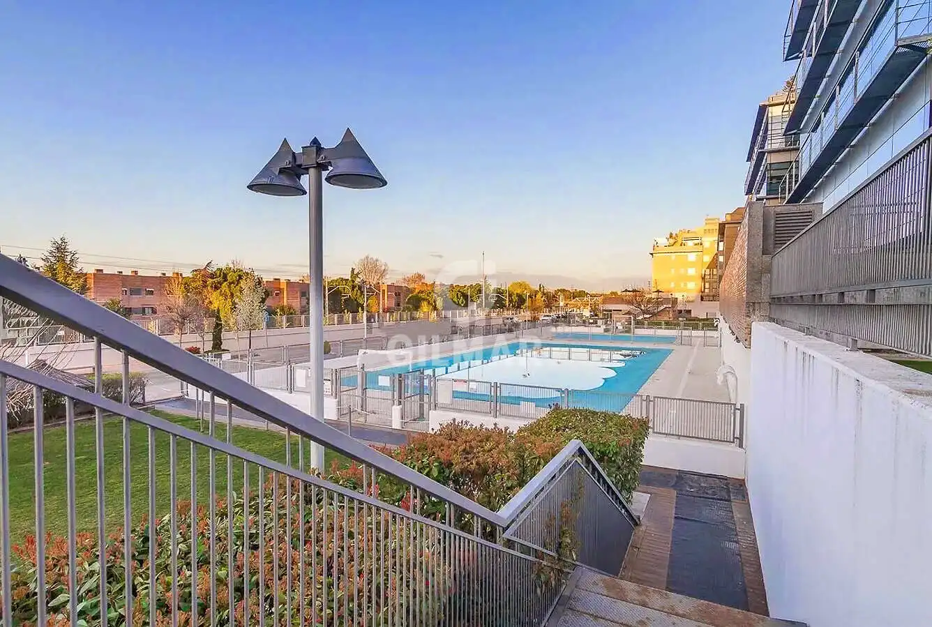 Schwimmbecken von Maisonette zum Verkauf in Madrid mit Heizung, Privatgarten und Abstellraum