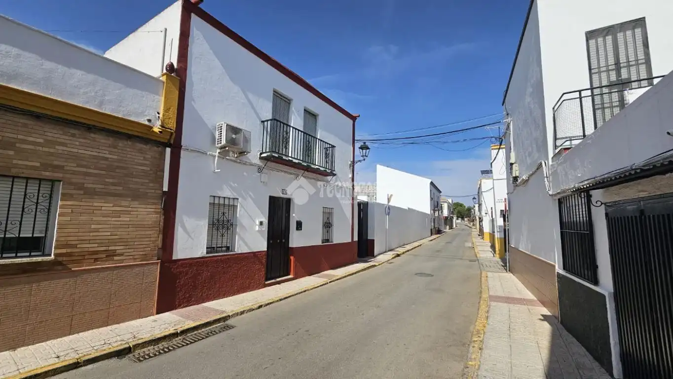 Casa aparellada amb terrassa en venda a Villanueva del Ariscal