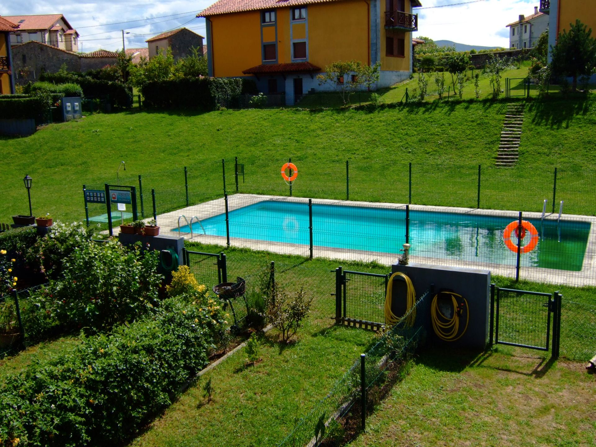 Piscina de Casa adosada en venta en Val de San Vicente  con Calefacción, Jardín privado y Terraza