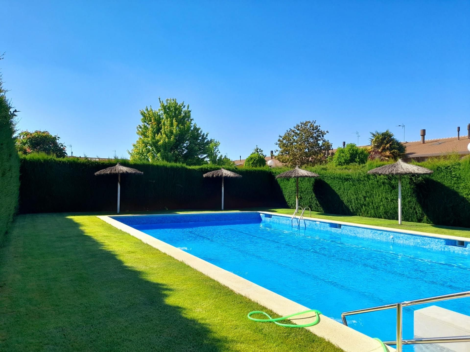 Piscina de Casa adosada en venda en Golmés amb Jardí privat