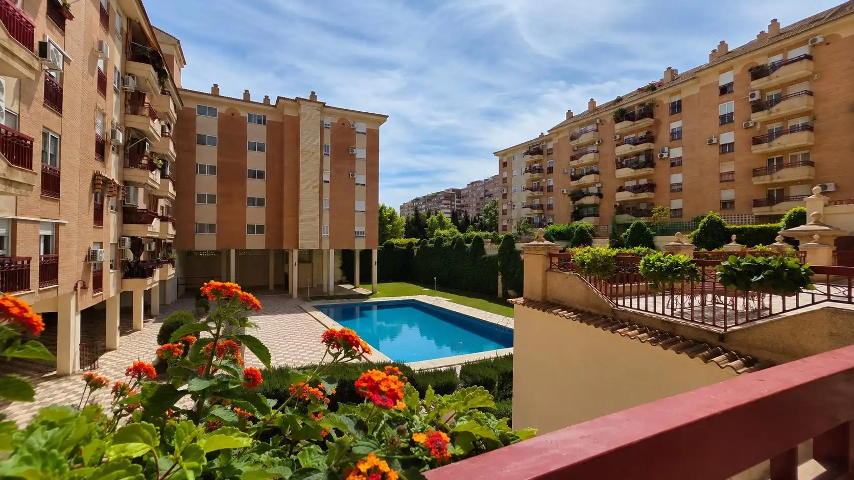Piscina de Pis en venda en Jaén amb Aire condicionat, Calefacció i Terrassa