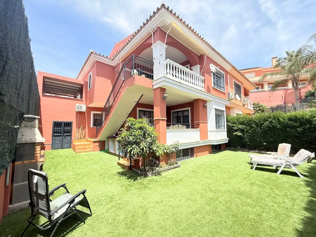 Vista exterior de Casa o xalet en venda en Vélez-Málaga amb Aire condicionat, Calefacció i Jardí privat