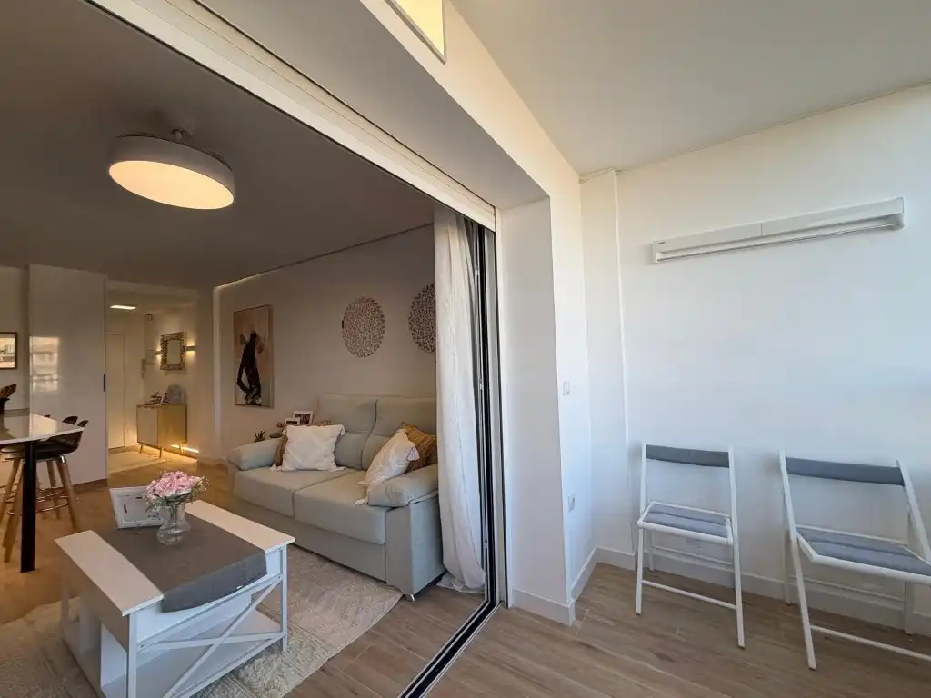 Sala d'estar de Apartament en venda en Torrevieja amb Aire condicionat, Jardí privat i Piscina