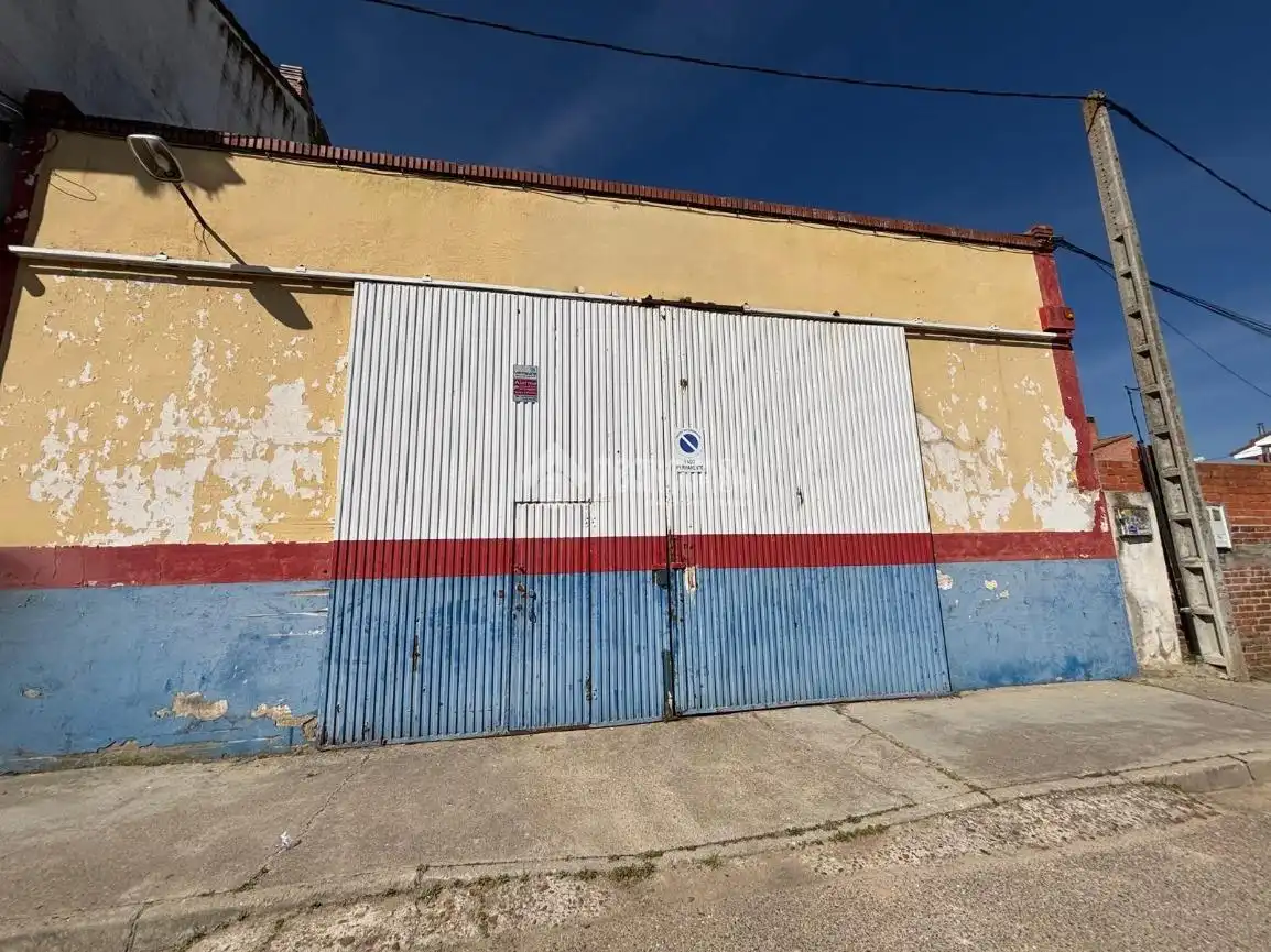 Vista exterior de Local en venta en Nava del Rey