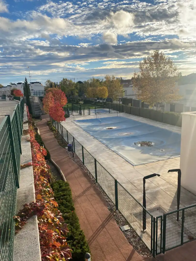 Piscina de Casa adosada en venda en Boadilla del Monte amb Calefacció, Jardí privat i Terrassa