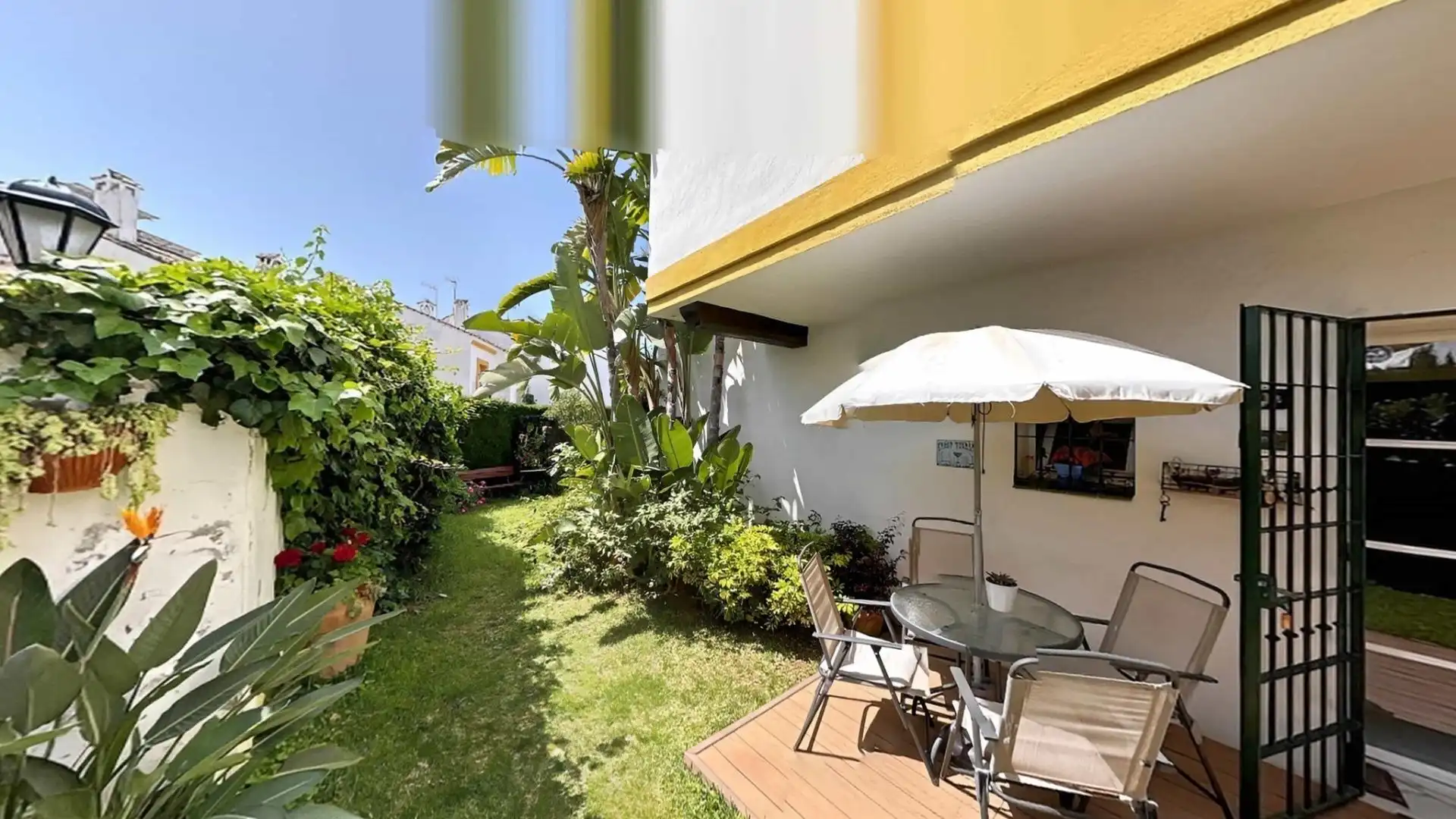 Garten von Einfamilien-Reihenhaus zum Verkauf in Estepona mit Heizung, Privatgarten und Terrasse
