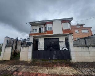 Vista exterior de Casa o xalet en venda en Cacabelos amb Calefacció, Jardí privat i Terrassa