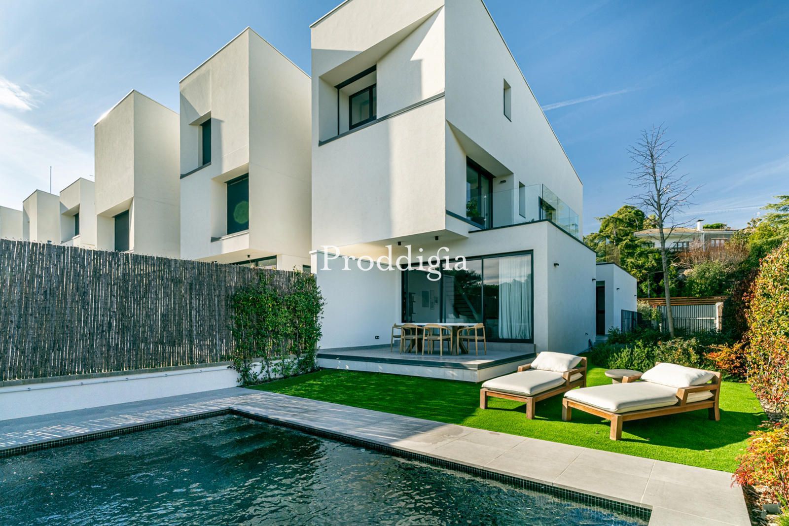 Vista exterior de Casa o xalet en venda en Cerdanyola del Vallès amb Aire condicionat, Calefacció i Jardí privat