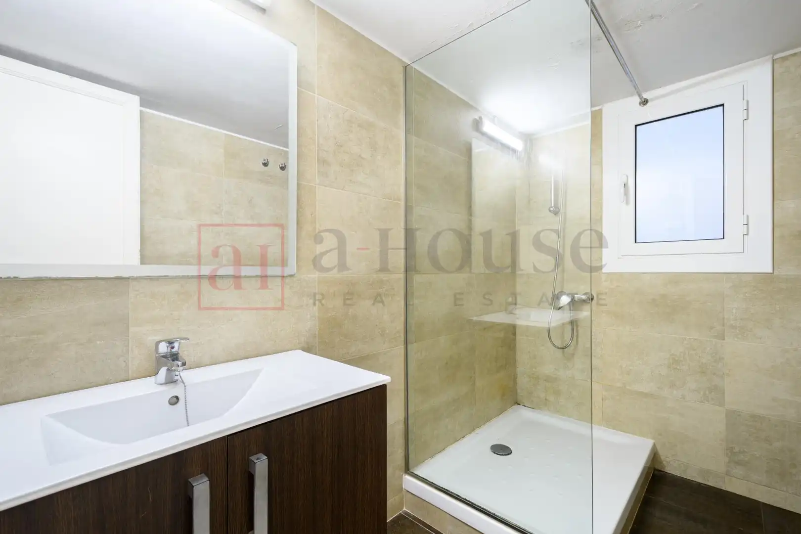 Badezimmer von Wohnung zum Verkauf in Barcelona mit Klimaanlage und Heizung
