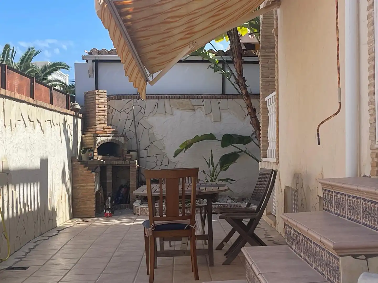 Vista exterior de Casa adosada en venda en Torrevieja amb Aire condicionat, Calefacció i Jardí privat