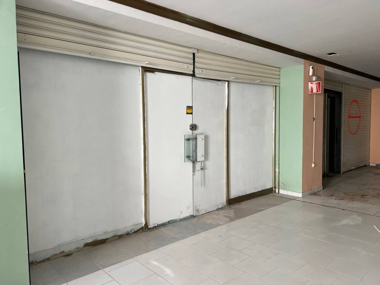 Premises for sale in Estepona  with Alarm