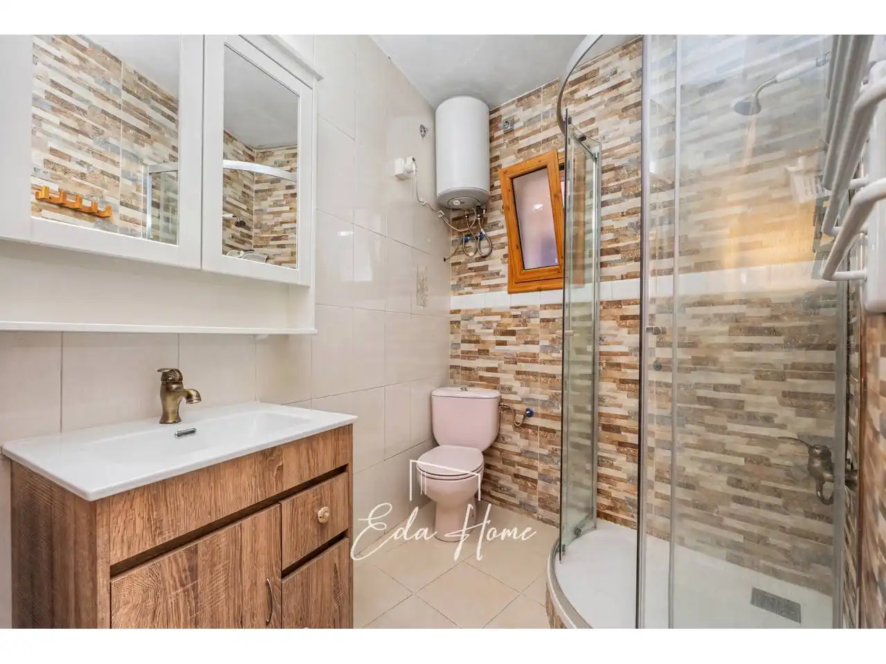 Bathroom of Houses for sale in Vilanova i la Geltrú
