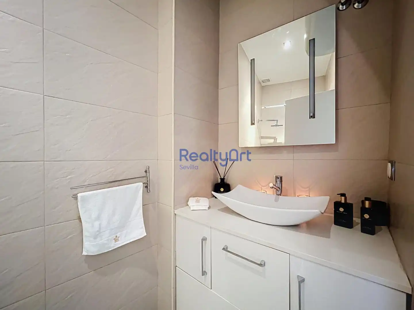 Bathroom of Attic for sale in Sevilla  with Air Conditioner, Terrace and Furnished