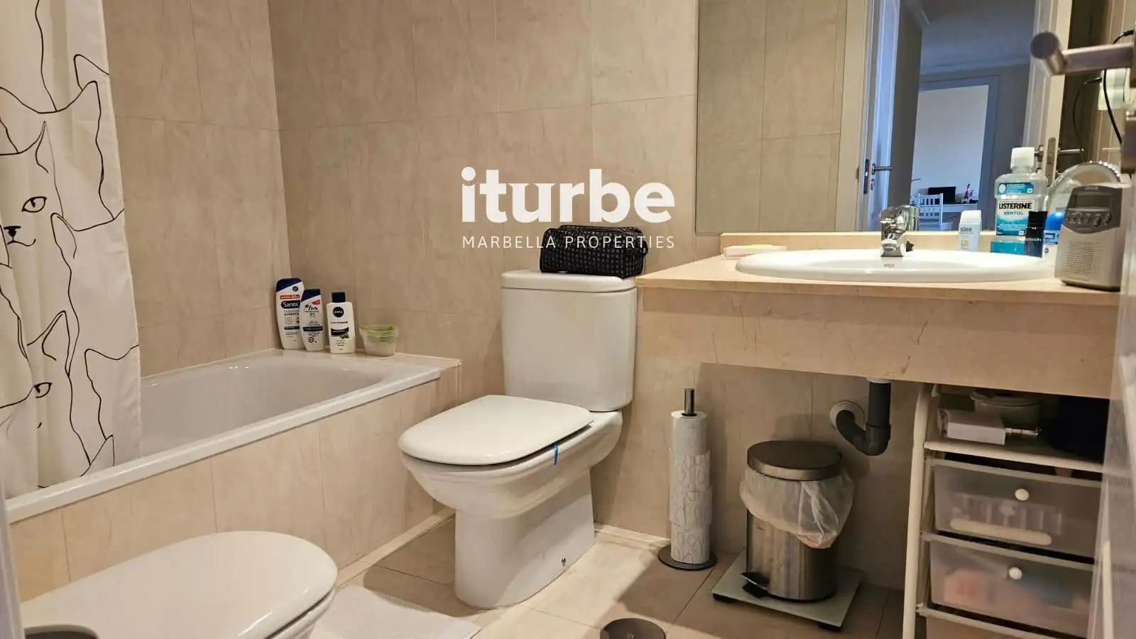 Baño de Piso de alquiler en Marbella con Aire acondicionado, Terraza y Piscina