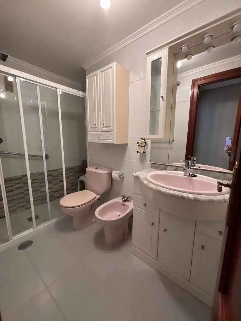 Baño de Piso de alquiler en Oviedo  con Calefacción, Parquet y Amueblado