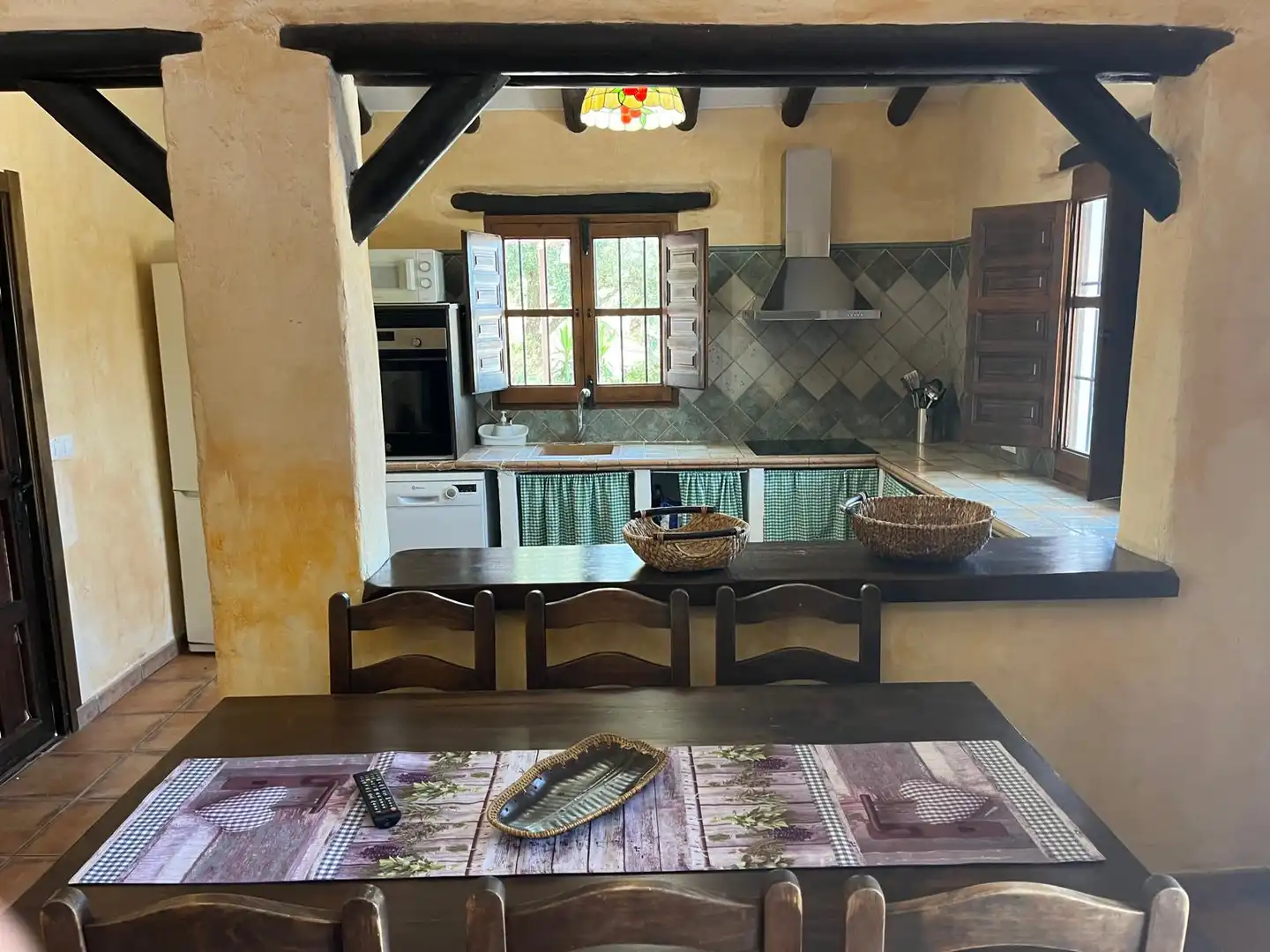 Cuina de Finca rústica de lloguer en Sedella amb Aire condicionat, Jardí privat i Traster