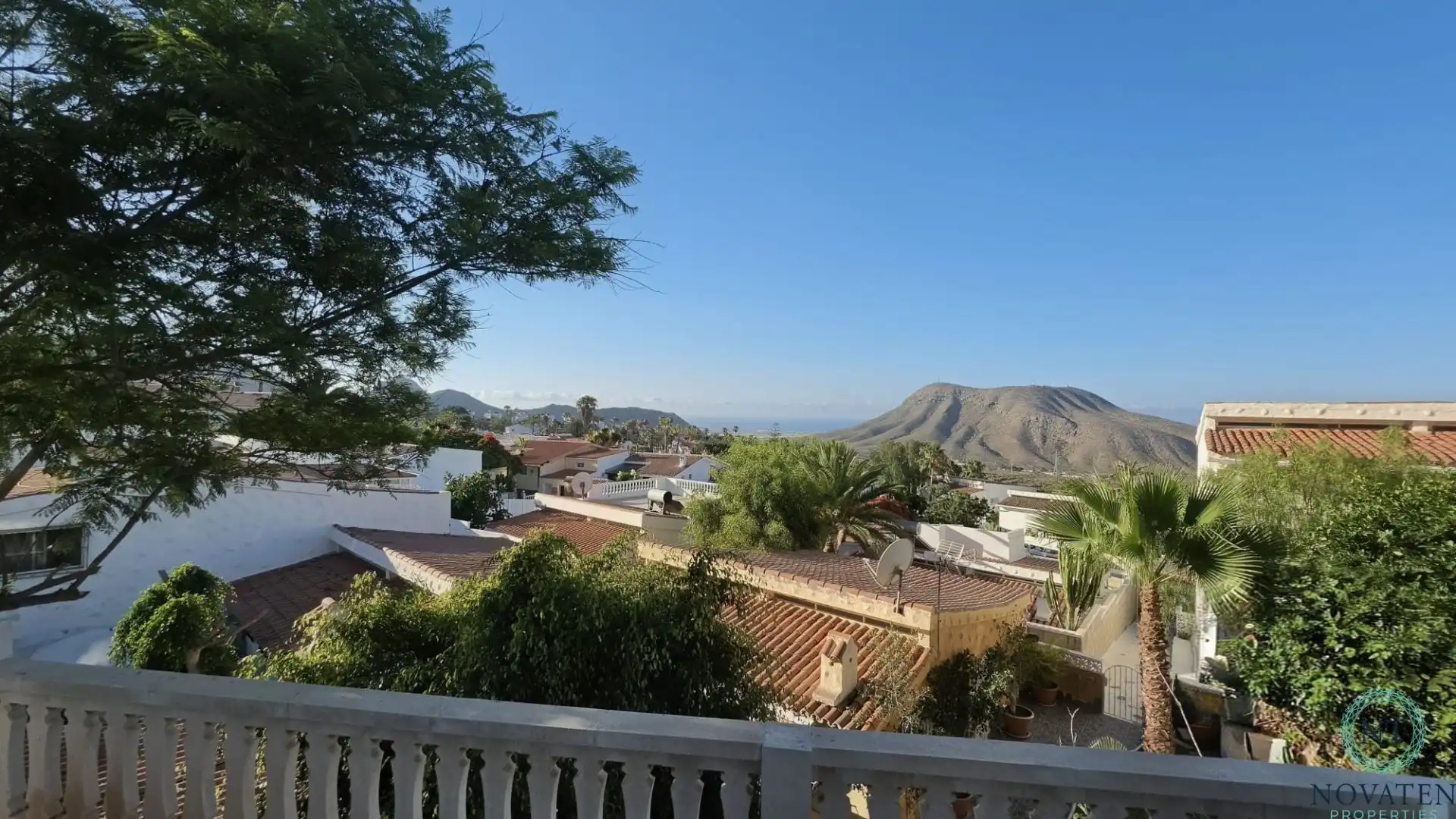 Vista exterior de Casa o xalet en venda en Arona amb Aire condicionat i Calefacció