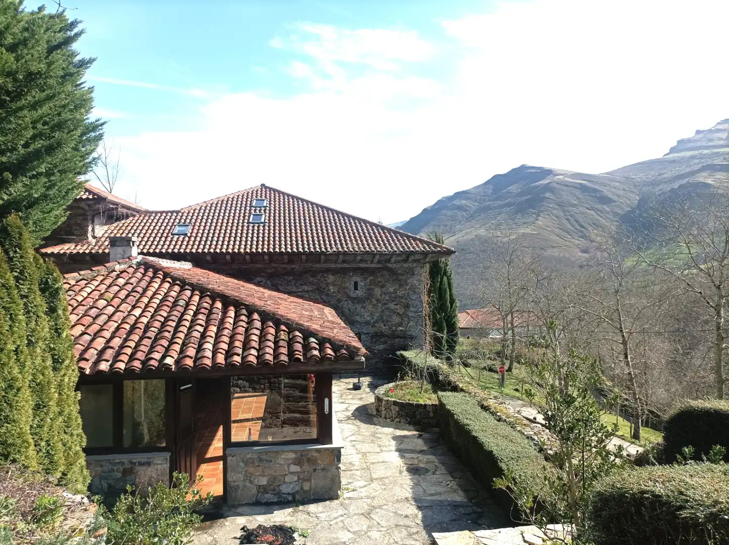 Vista exterior de Edificio en venta en Soba