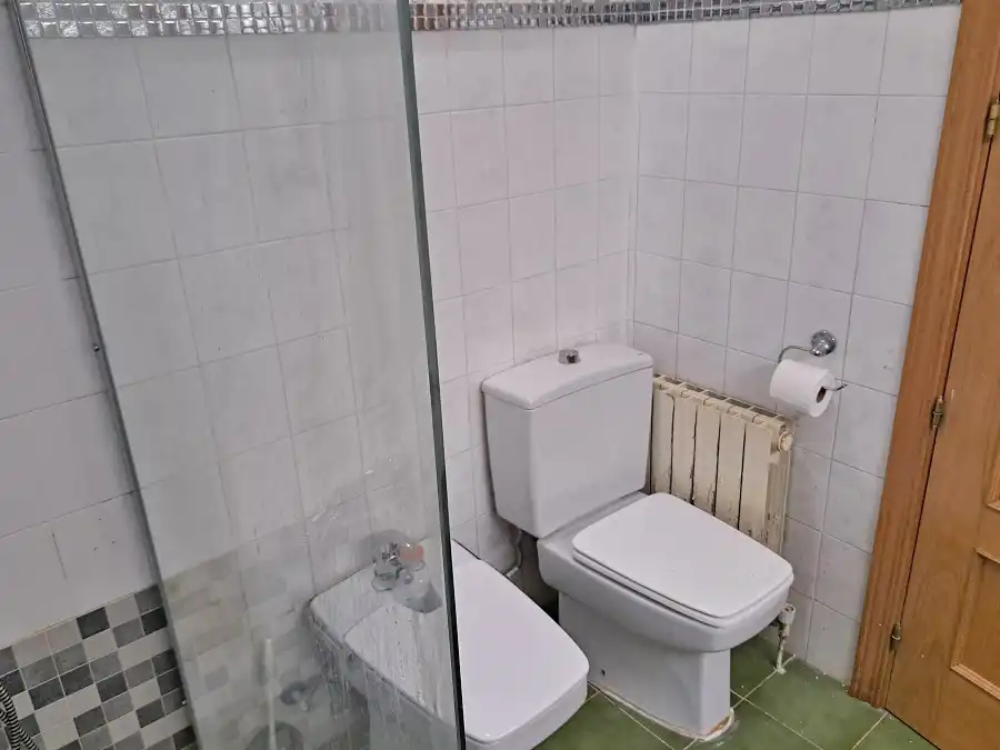 Badezimmer von Haus oder Chalet zum Verkauf in Navalagamella mit Heizung, Privatgarten und Parkett