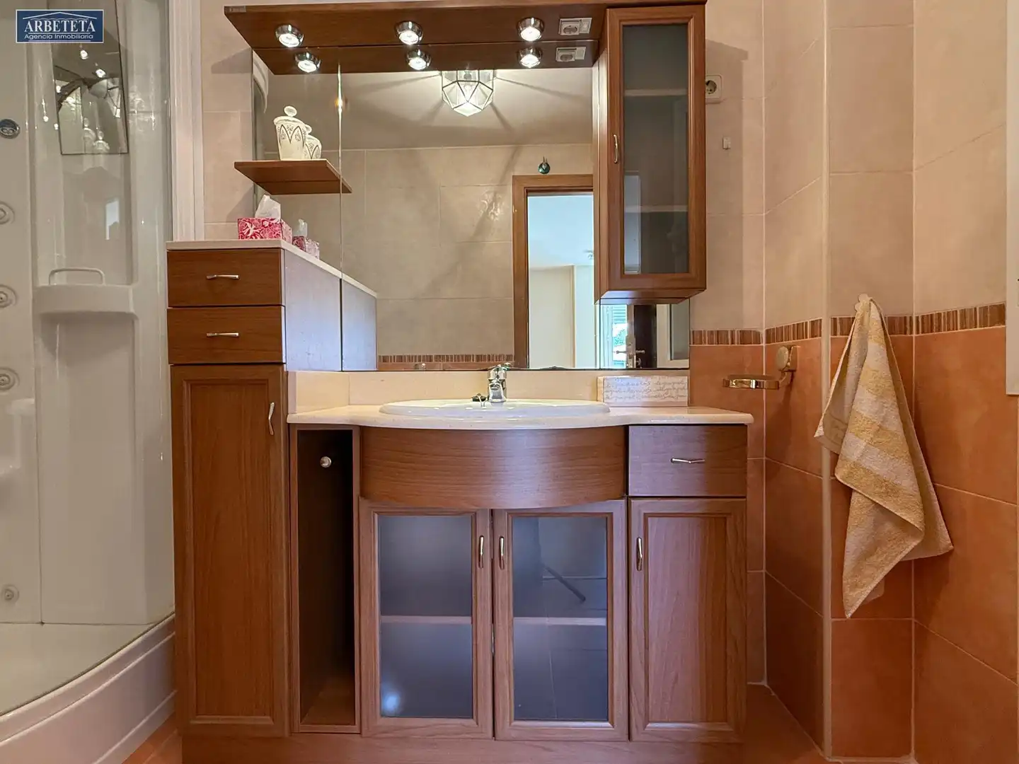 Badezimmer von Wohnung zum Verkauf in Sigüenza mit Heizung, Parkett und Gemeinschaftspool