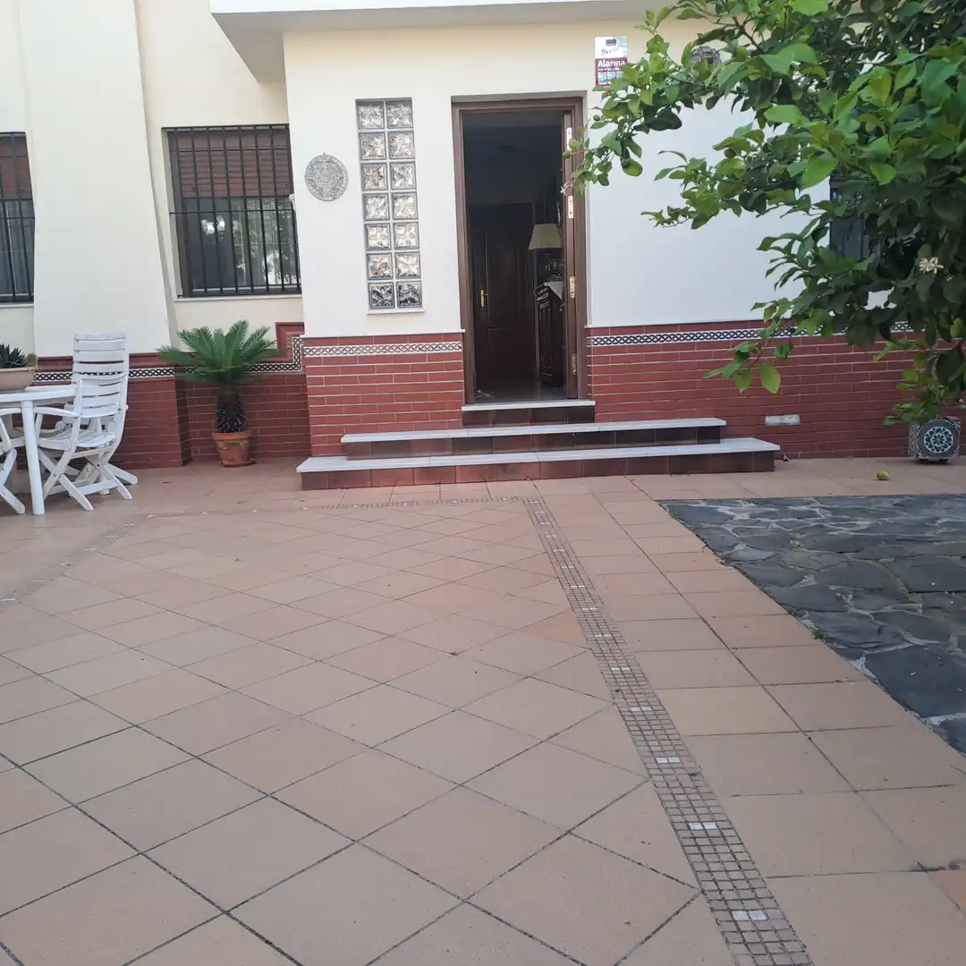 Terrassa de Casa adosada en venda en Dos Hermanas amb Aire condicionat, Traster i Piscina comunitària