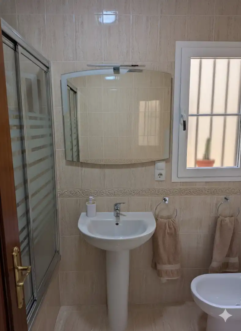 Badezimmer von Wohnung zum Verkauf in Dos Hermanas mit Klimaanlage und Möbliert