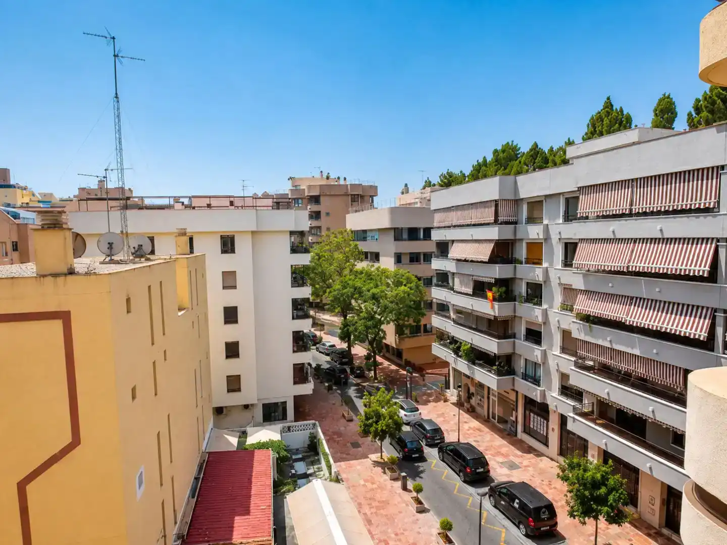Vista exterior de Pis en venda en Marbella amb Aire condicionat i Balcó