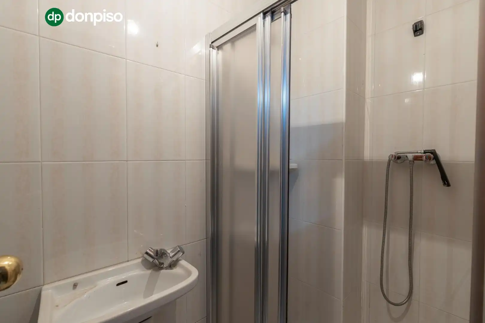 Badezimmer von Einfamilien-Reihenhaus zum Verkauf in Granada mit Heizung, Terrasse und Abstellraum
