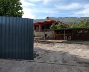 Vista exterior de Casa o xalet en venda en Casas del Castañar amb Terrassa, Traster i Piscina