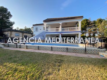 Chalet con balcón en venta en Olocau