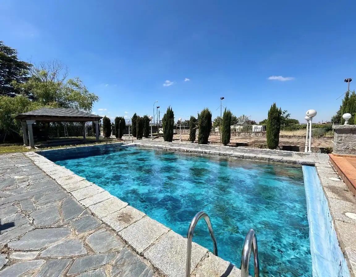 Piscina de Casa o xalet en venda en San Cristóbal de Segovia amb Calefacció, Jardí privat i Terrassa