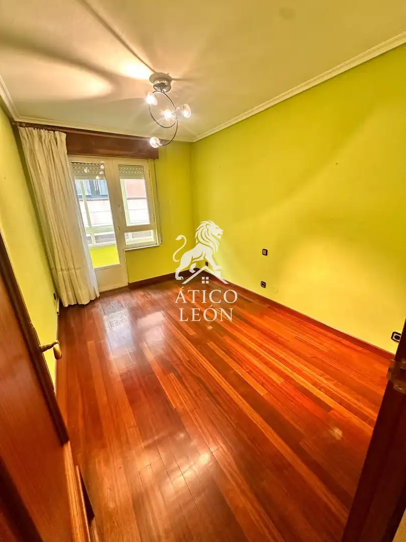 Habitación de Casa o chalet en venta en León Capital  con Calefacción, Terraza y Trastero
