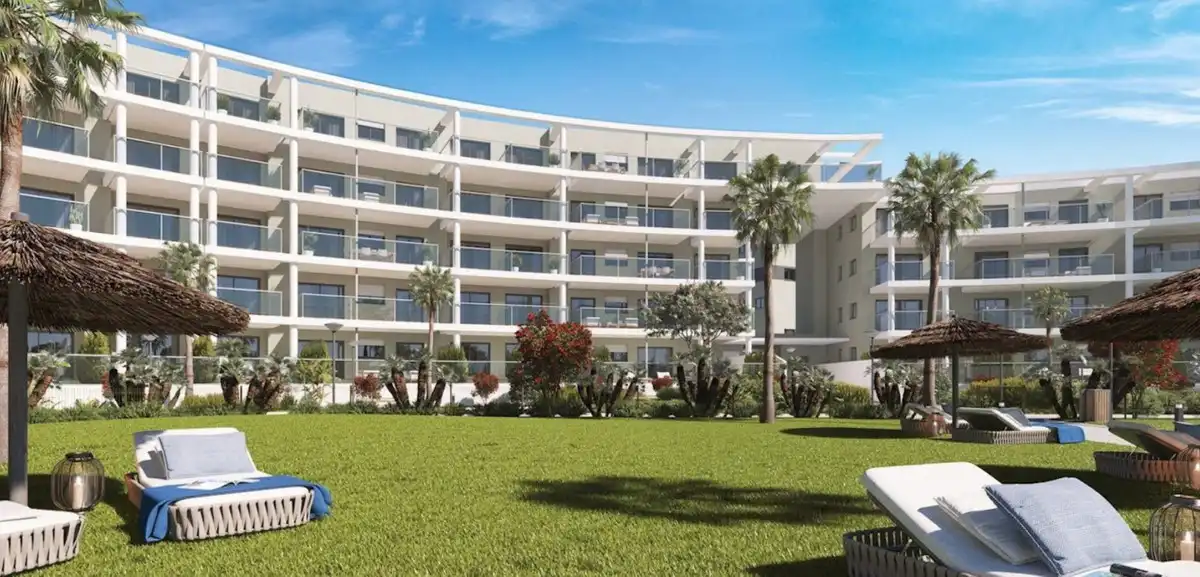 Vista exterior de Planta baja en venta en Manilva con Aire acondicionado, Terraza y Piscina comunitaria