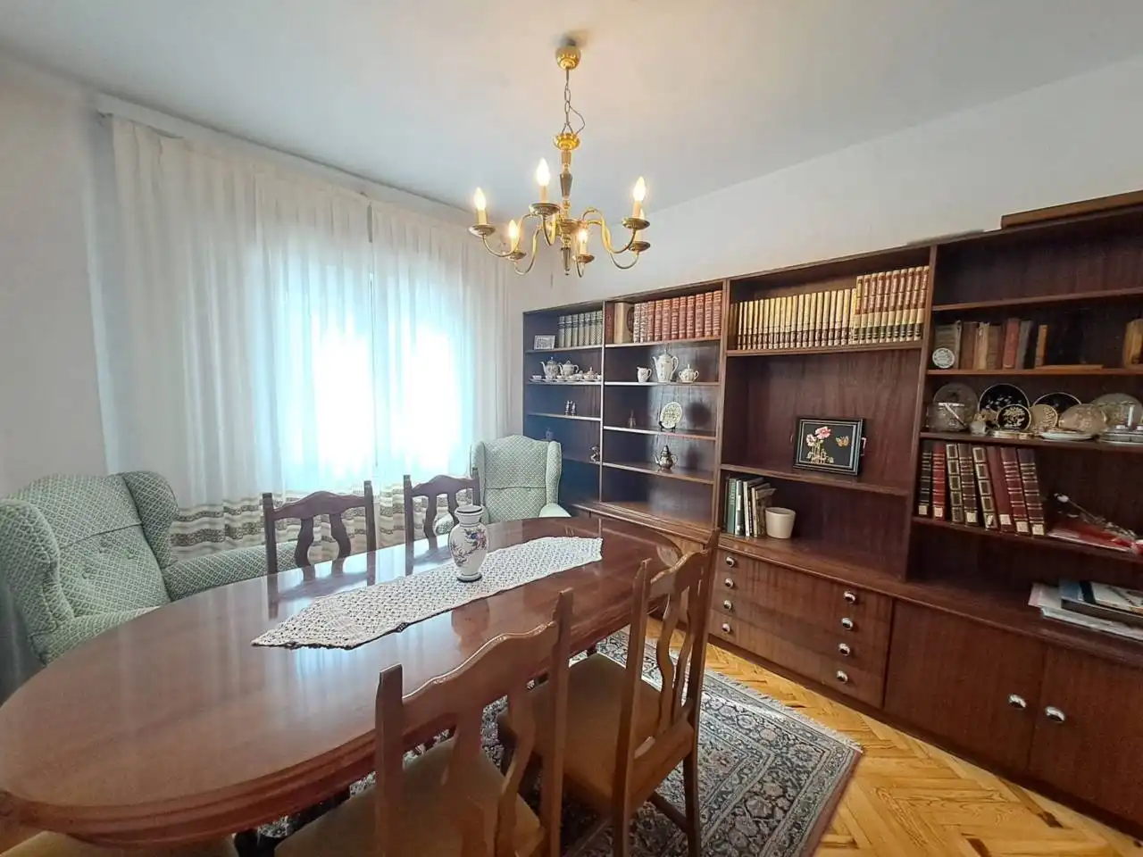 Comedor de Piso en venta en Burgos con Calefacción y Trastero