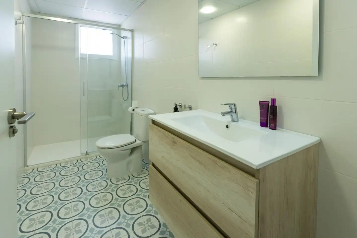 Badezimmer von Wohnung zum Verkauf in Santa Pola mit Klimaanlage und Terrasse