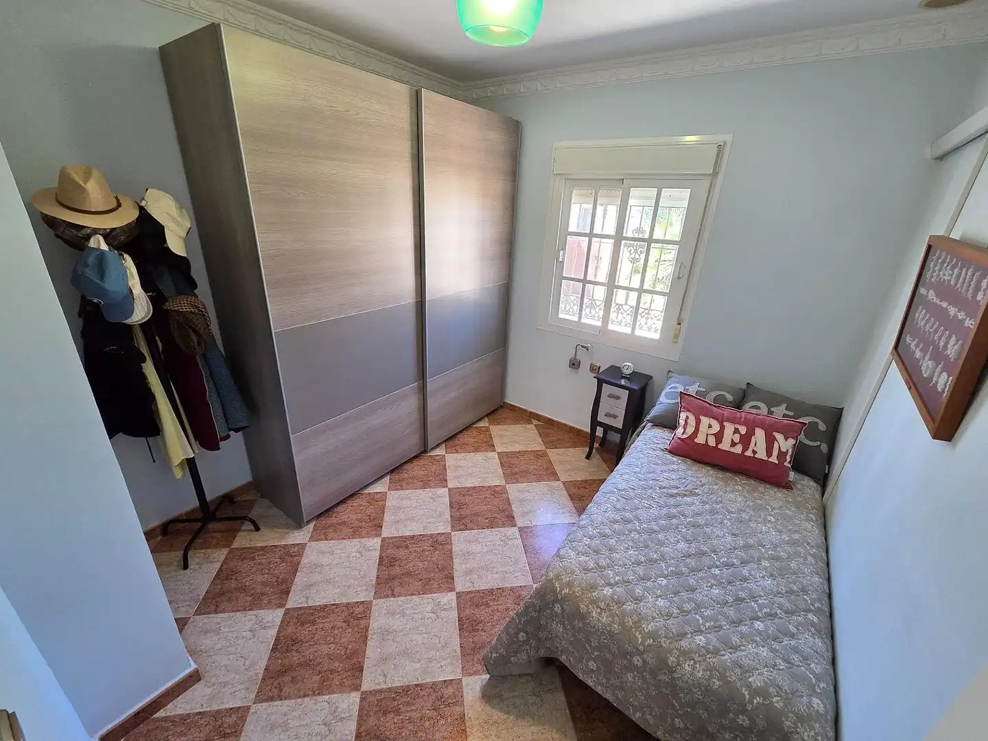Dormitori de Casa o xalet en venda en Chiclana de la Frontera amb Jardí privat