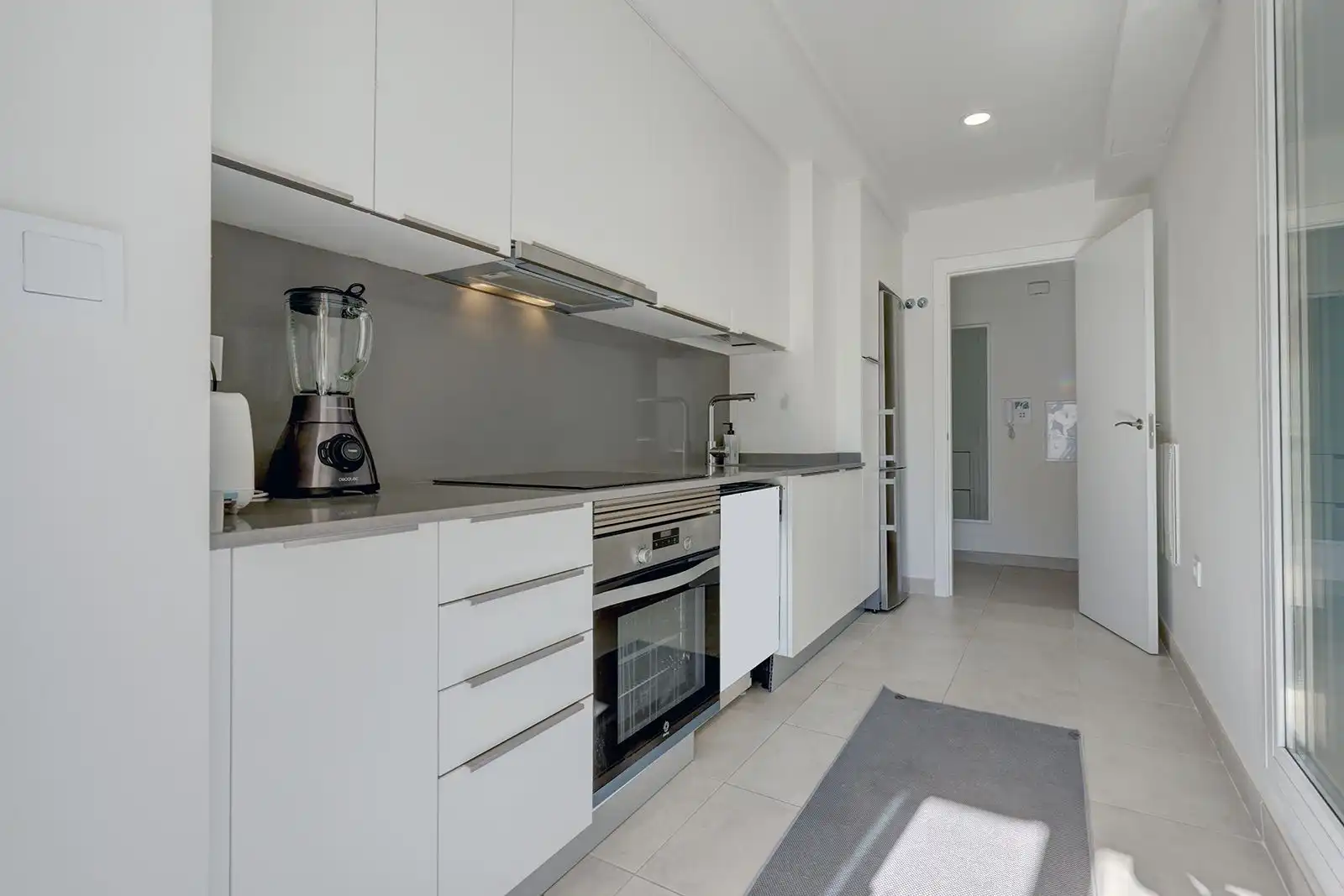 Cuina de Apartament de lloguer en Estepona amb Aire condicionat, Terrassa i Piscina