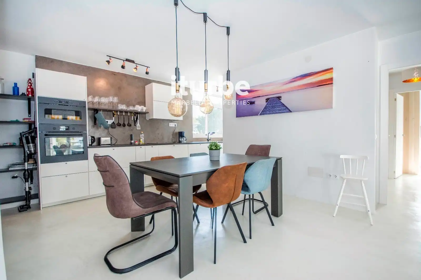 Comedor de Piso en venta en Marbella con Terraza, Piscina y Amueblado