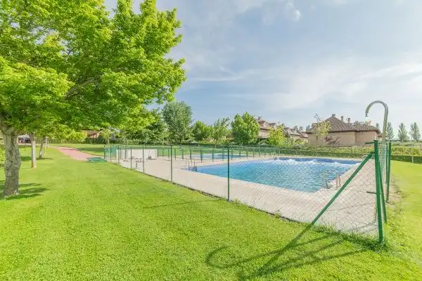 Piscina de Casa adosada en venta en Majadahonda con Aire acondicionado, Calefacción y Jardín privado
